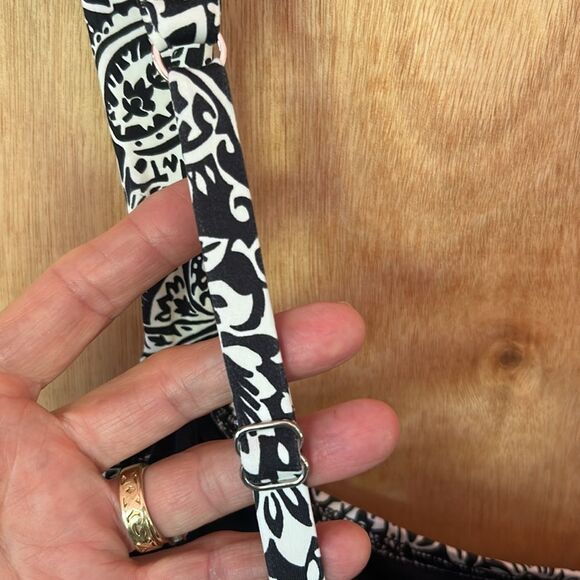 Land's End Plus Tulip Hem One Piece Swim
Padded straps black decor Paisley XL - Picture 5 of 7